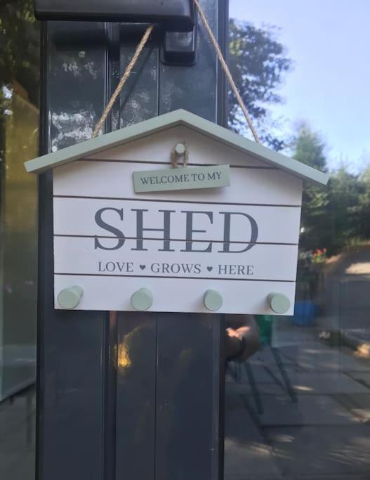 The Shed . A Cosy, Peaceful, 96% Recycled, Chalet. Swansea Exteriör bild